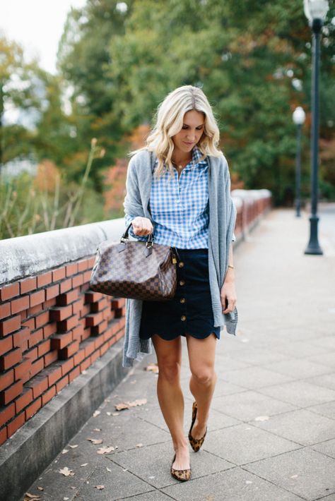 Navy Blue Corduroy Skirt Outfit, Navy Corduroy Skirt Outfit, Blue Corduroy Skirt Outfit, Corduroy Skirt Outfit, Scalloped Skirt, Skirt Outfits Fall, Beige Pullover, Preppy Fall, Rock Outfit