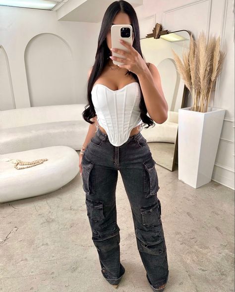 Fancy Cargo Pants Outfit, Outfit Ideas Birthday Dinner, Restaurant Dinner Outfit, Restaurant Birthday Dinner Outfit, Birthday Meal Outfit, Baddie Dinner Outfits, Corset And Jeans Outfit, Welcome To The Dollhouse, Valeria Lukyanova