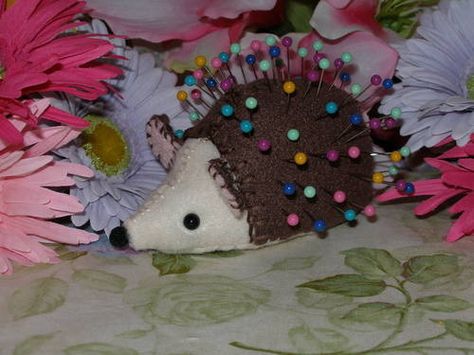 Picture Hedgehog Pincushion, Pincushion Patterns, Hedge Hog, Hedgehog Craft, Baby Mobil, Sewing Cushions, Pin Cushions Patterns, Sewing Pillows, Pattern Tutorial