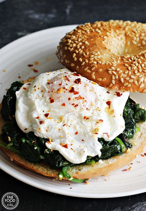 Quick Poached Egg & Garlic Spinach Bagel is the perfect quick & nutritious vegetarian breakfast or brunch. It's seriously addictive! #garlicspinach #garlicspinachrecipes #poachedeggrecipes #vegetarianbrunchrecipes #vegetarianbreakfastrecipes #vegetarianbreakfastrecipeshealthy #poachedeggbreakfast Spinach Bagel, Egg Recipes Breakfast, Gztale Sans, Poached Egg Recipes, Vegetarian Brunch Recipes, Poached Egg Recipe, Garlic Spinach, Breakfast Bagel, Bagel Sandwich