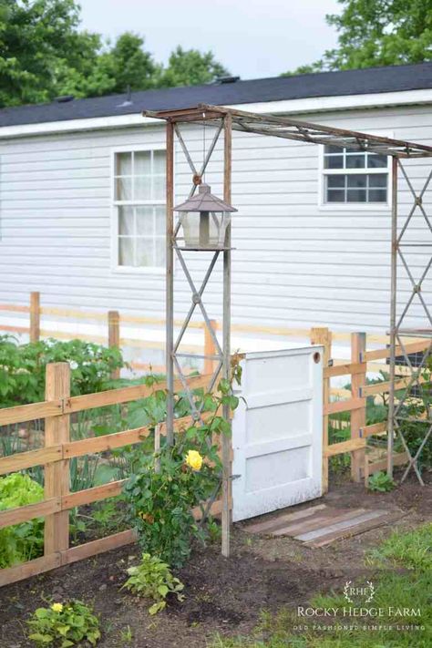 Beautiful Vegetable Garden, Arbor Garden, Metal Arbor, Backyard Layout, Vegetable Garden Tips, Backyard Garden Layout, Summer Veggies, Garden Design Plans, Home Vegetable Garden