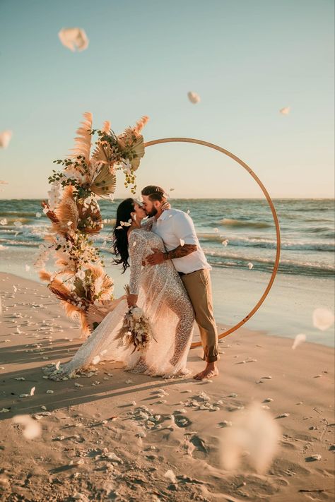 Beach Wedding Arbors, Beach Wedding Pics, Beach Wedding Arch, Bohemian Beach Wedding Dress, Bohemian Beach Wedding, Dream Beach Wedding, Boho Beach Wedding, Wedding Altars, Beach Wedding Inspiration