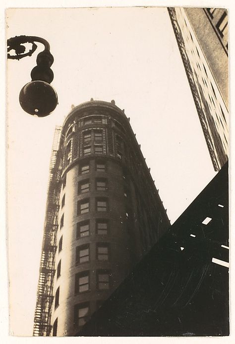 Walker Evans - Flatiron Building, From Below, New York City (1928-'30) Buildings From Below, Walker Evans Photography, Joel Meyerowitz, Josef Sudek, William Klein, American Photography, Walker Evans, Berenice Abbott, Classic Photography