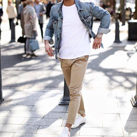 Jean Jacket Outfits Men, Denim Jacket Men Outfit, Brown Chinos, Herren Style, White Jeans Men, Jean Jacket Outfits, Denim Jacket Outfit, Mens Fashion Blog, Mens Fashion Casual Outfits