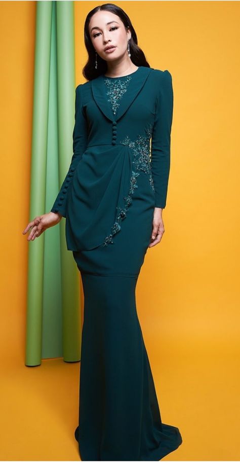 Outfit Lebaran Simple, Dress Brokat Modern, Dress Muslim Modern, Dress Pesta, Traditional Dresses Designs, Jam 12, Women Dresses Classy, Modest Dresses Casual, Satin Evening Dresses