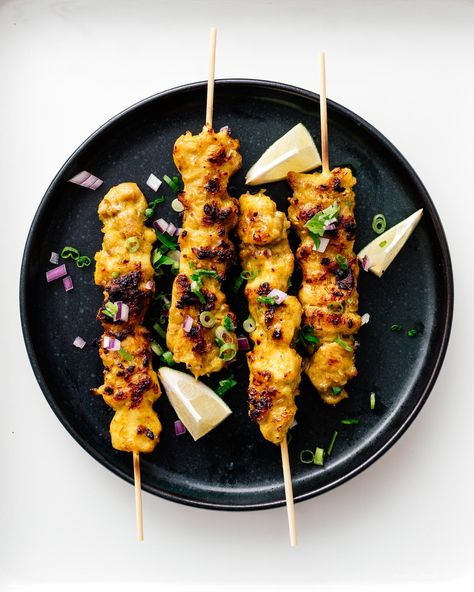 An authentic malaysian chicken satay recipe: gorgeously grilled chicken satay skewers are perfect with a sweet-and-tangy no peanut peanut sauce. #chicken #chickenrecipes #recipes #satay #kebabs #thaifood #malaysianfood Malaysian Chicken, Satay Skewers, Chicken Satay Skewers, Chicken Satay Recipe, Satay Recipe, Chicken Dance, Boiled Chicken Breast, Peanut Sauce Recipe, Sweet And Spicy Chicken