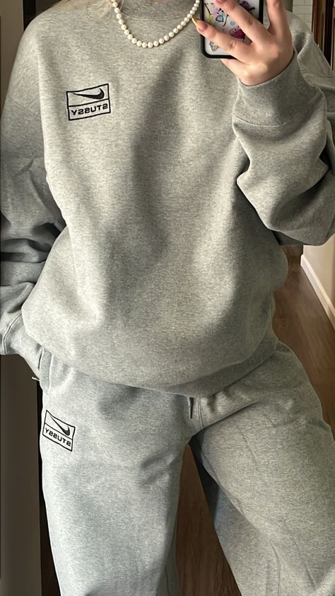 Stüssy set Stussy Tracksuit, Stussy Hoodie, Tracksuit Outfit, Nike Tracksuit, Winter Fits, Cozy Fits, Nike Hoodie, Bedroom Makeover, Ootd