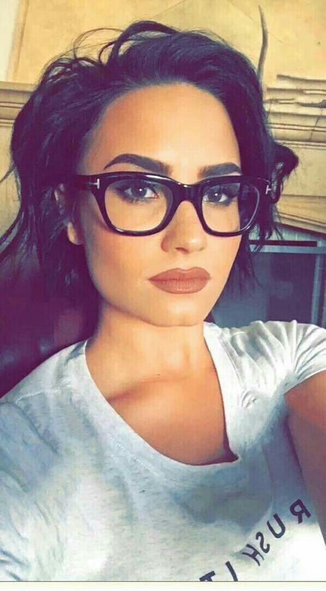 demi lovato is SOO pretty and a great singer I aspire to be like her <3 Demi Lovato Short Hair, Hairstyles Halloween, Men Prom, Halloween Hairstyles, Short Hair Cuts For Round Faces, Celebrity Short Hair, Hairstyle Short, Vlasové Trendy, Hair 2018