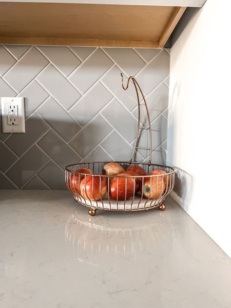 Fruit Container For Counter, Kitchen Counter Fruit Bowl, Kitchen Fruit Storage Modern, Fruits Basket Kitchen, Fruit Organization Kitchens, Fruit Bowl Aesthetic Kitchen, Display Fruit On Counter, Fruit Bowl Display Kitchen, Kitchen Counter Quartz