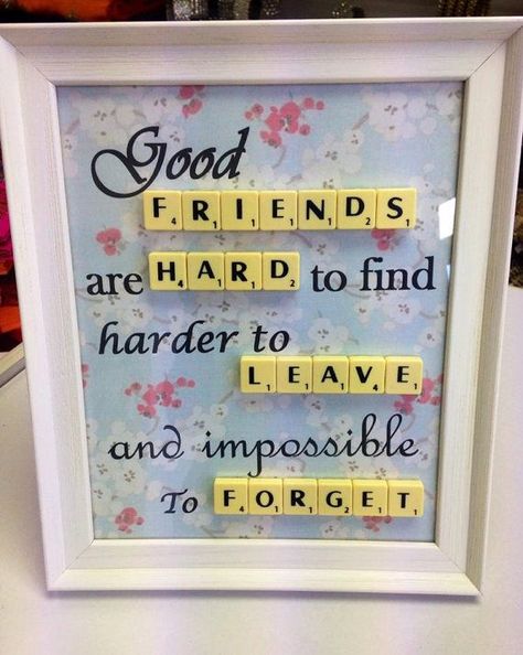 Picture Frame Idea 💡 Bff Ideas, Diy Bff, Scrabble Frame, Anniversaire Diy, Bff Birthday, Friend Crafts, Presents For Best Friends, Friends Diy, Kraf Diy