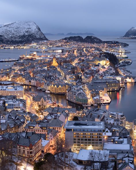 Have A Happy Sunday, Alesund Norway, Norway City, European Bucket List, Port Town, Dutch Windmill, Canadian Military, Family Magazine, Alesund