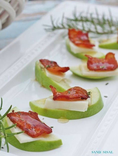 Thanksgiving Appetizer - Apple Gouda Bacon Bites Apple Gouda, Bacon Bites, Veggie Tray, Thanksgiving Appetizers, Holiday Appetizers, Snacks Für Party, Whole 30, Party Snacks, Appetizers For Party