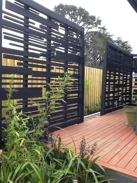 30 Clever and Pretty DIY Outdoor Privacy Screens Patio Slat Wall Ideas, Garden Wall Trellis Ideas, Oil Tank Screening Ideas, Diy Privacy Trellis, Diy Privacy Wall, Diy Outdoor Privacy, Privacy Screen Outdoor Diy, Air Conditioner Screen, Privacy Trellis