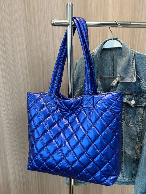 Azul Miedoso Collar  Acrílico acolchado Bolsa tote bandolera Embellished   Bolsos Mujer Quilted Tote Bags, Quilted Pattern, Quilted Totes, Blue Quilts, Neon Blue, Shoulder Tote Bag, Men's Beauty, Shoulder Tote, Womens Tote