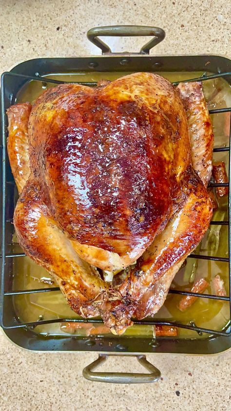 Food Agenda w/ Mrs. Dee Penda on Instagram: “Thanksgiving Turkey 🦃 save it for this #thanksgiving I love the cheesecloth method it makes the Turkey juicy and delicious. I learned it…” Turkey Mistakes, Martha Stewart Thanksgiving, Cajun Turkey, Keto Thanksgiving, Roast Turkey Recipes, Fresh Turkey, Roast Turkey, Turkey Recipe, Thanksgiving Food