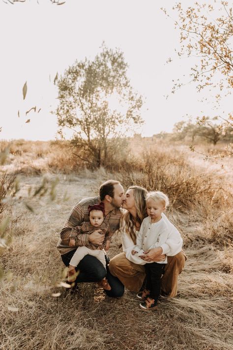 Warm Fall Family Photos in a Field - The Melick Family - Sabrina Lynn Photo Fall Family Photos Family Of 4, Family Fall Photoshoot, Family Of 4, Family Photoshoot Outfits, Fall Family Photos, Fall Photoshoot, Family Moments, Family Outdoor, Warm Autumn