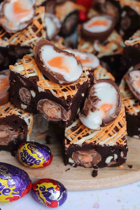 Creme Egg Brownies! Cream Egg Brownies, Nutella Rice Krispie Treats, Mini Eggs Cake, Easter Brownies, No Bake Vanilla Cheesecake, Janes Patisserie, No Egg Cookies, Creme Egg, Easter Baking