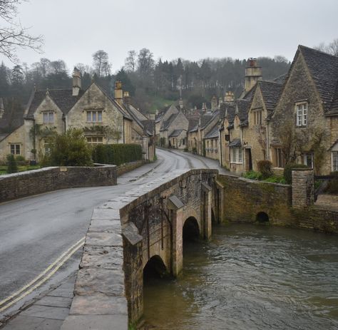 Rainy day at Castle Combe, England -- (imgur.com) Photo by LickABoss1 Dark Crowns, Typical British, England Aesthetic, Castle Combe, British Architecture, Images Esthétiques, English Countryside, City Aesthetic, Pretty Places