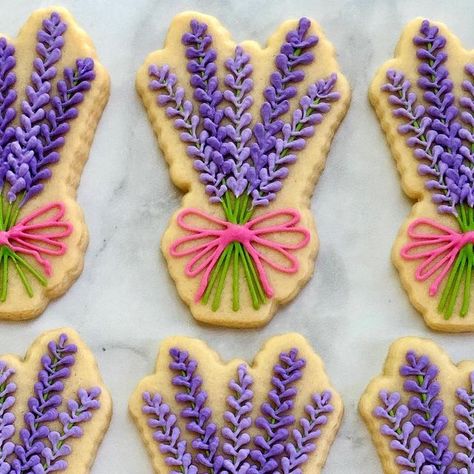 Mary Mansfield on Instagram: "Thanks for all the love for the lavender cookie video I just shared. Here’s more lavender love for you on #floralfriday Do you enjoy the scent? I do, I find it very calming. Lavender is also for remembrance. 💜 #floralcookies #lavendercookies #floralpiping #cookiedecorating #decoratedcookies #royalicingcookies #cookiesofinstagram #rochestercookies" Lavender Cookie, Lavender Cookies, Royal Iced Cookies, Cookie Videos, Cookie Frosting, Cookie Inspiration, Flower Cookies, Iced Cookies, Flower Diy Crafts