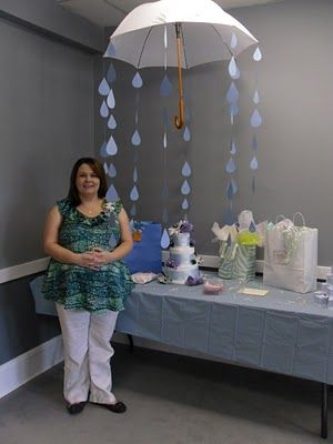 Baby shower decorations / Love the umbrella with rain drops so cute ! Fiesta Shower, Baby Shoes Diy, Boy Baby Shower Ideas, Diy Baby Shower Decorations, Boy Diy, Boy Baby Shower Themes, Fiesta Baby Shower, Boy Decor, Shower Centerpieces