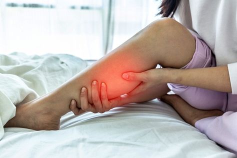 Pain in The Legs: Where Do They Come From? Restless Leg Remedies, Lower Leg Pain, Leg Cramps At Night, Varicose Veins Causes, Sistem Saraf, Achy Legs, Calf Cramps, Leg Veins, Aching Legs