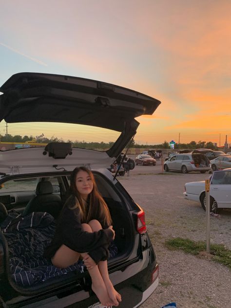 Drive In Date Outfit, Drive In Pictures, Car Sunset Date, Movie In Car Date, Movie Drive In Date, Drive In Movie Pictures, Drive In Movie Date Aesthetic, Drive In Movie Photoshoot, Couple Watching Movie Aesthetic