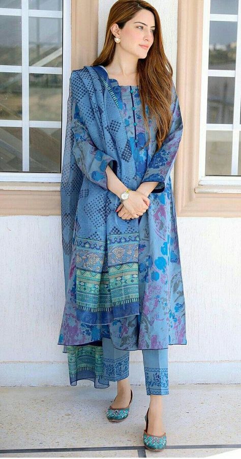 Gown Pakistani, Suit Gown, Indian Suit, Style Kurti, Beautiful Neck, Simple Kurta Designs, Pakistani Fashion Casual, Long Kurti Designs, Kurti Set