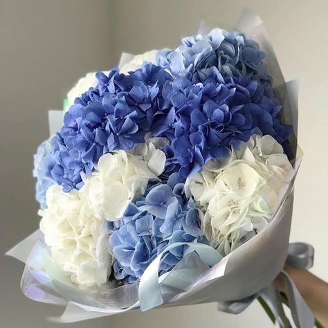 179 Likes, 4 Comments - New York Streetstyle 🍎 (@newyork_streetstyles) on Instagram: “1, 2 or 3? @flowerna.ru✔️” Hydrangea Bouquet, Boquette Flowers, Flowers Bouquet Gift, Nothing But Flowers, Flower Therapy, Beautiful Bouquet Of Flowers, Little Flowers, Beautiful Bouquet, Flowers Nature