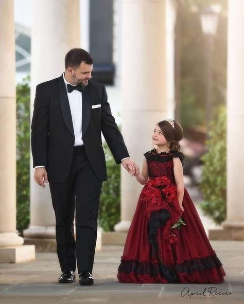 Father And Daughter Outfits, Father Daughter Pictures, Kids Gowns, Father Daughter Photos, Daughter Photo Ideas, Love Is Beautiful, Seeking Knowledge, Red Anemone, Babies Fashion