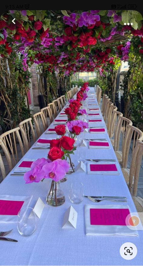 Fushia Table Setting, Hot Pink Table Setting Party Ideas, Graduation Dinner Party Table Settings, Pink And Red Dinner Table Decor, Hot Pink Graduation Party Decorations, Fuschia Decor, Pink Birthday Dinner, Pink Dinner Party, Pink Table Decor