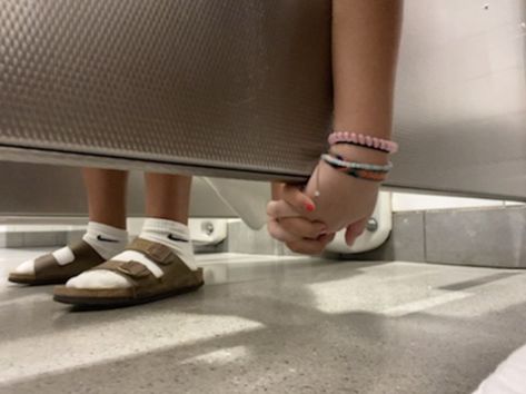 funny bathroom picture of girls holding hands with they use the bathroom in seperate stalls Holding Hands Meme Funny, Holding Feet Like Hands Funny, Feet Holding Hands Funny, Bathroom Meme, Hair Meme, Girls Holding Hands, Bathroom Stall, Public Bathrooms, Bathroom Photos