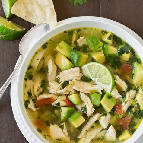 Chicken soup with a Mexican twist - healthy! - Chicken Avocado Lime Soup Chicken Avocado Lime Soup, Avocado Lime Soup, Lime Soup, Avocado Soup, Savory Soups, Cooking Classy, Think Food, Chicken Avocado, Arbonne