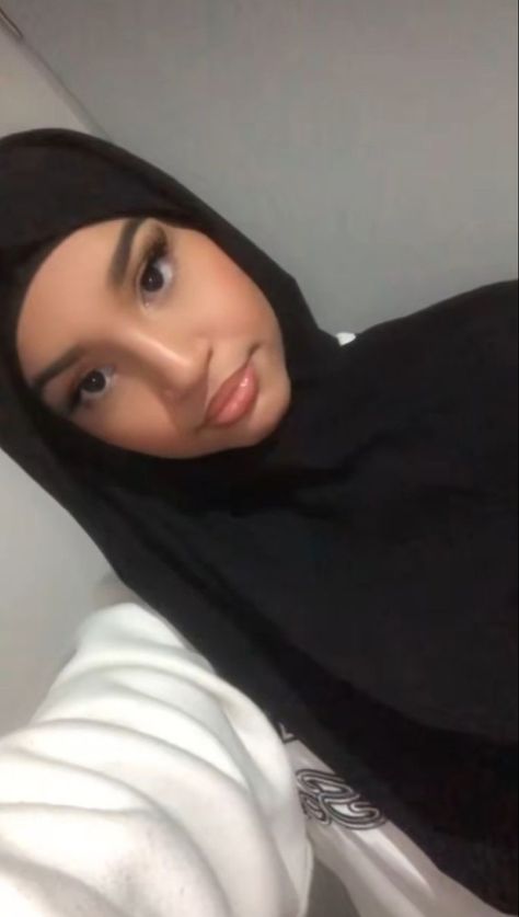 Photo Voile, Hijabi Selfie, Muslim Streetwear, Pretty Hijabi, Style Hijab Simple, Moroccan Aesthetic, Stile Hijab, Brunette Hair With Highlights, Hijab Style Tutorial