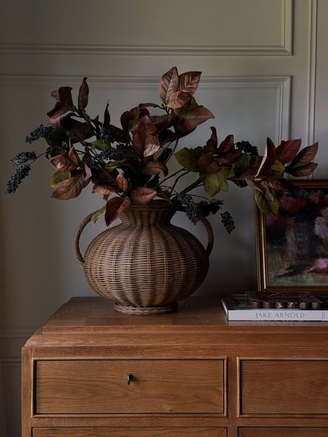 Dinner Table Centerpiece Ideas Everyday, Minimalist Cozy Home, Colonial Fall Decor, Fall Table Display, Minimal Fall Decor, Scotland Autumn, Vintage Fall Decor, Round Table Decor, Sideboard Decor