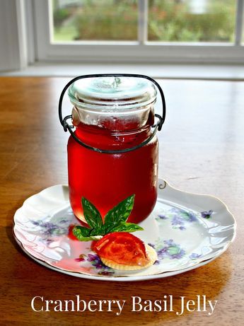 A recipe for cranberry basil jelly, a savory jelly using cranberry juice, fresh garden basil, and other simple kitchen ingredients. Herb Jams, Herb Jelly, Basil Jelly, Jelly Food, Vegetable Gratin, Vodka Lime, Cranberry Juice Cocktail, Canning Recipe, Kitchen Ingredients