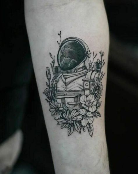 Floral Astronaut Tattoo, Female Astronaut Tattoo, Planet Ink, Physics Tattoos, Space Tattoo Ideas, Types Of Tattoos, Rose Gold Tattoo, Space Tattoos, Globe Tattoos