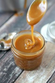 Super Easy Caramel Sauce - Only 3 ingredients! Butterscotch Sauce Recipes, Easy Caramel Sauce, Bigger Bolder Baking, Easy Caramel, Butterscotch Sauce, Caramel Recipes Sauce, Homemade Caramel Sauce, Salted Caramel Sauce, Soft Caramel