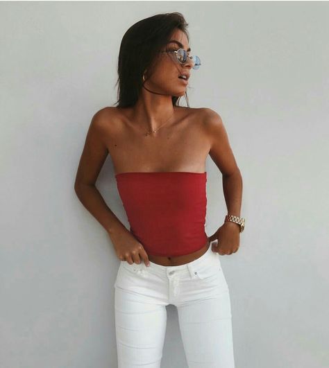 White and red outfit. Tube top  and white jeans. Red Tube Top Outfit, Long Tube Top, Tube Top Outfits, 90s Summer, Top Summer Outfits, Fashion 90s, Top Outfit, Red Outfit, Red Top