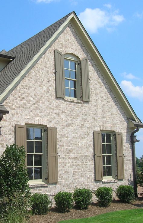 The side of a brick home can be just as dramatic as the front. Add a segmental arch and brick sill to the windows along with a soldier course header. http://insistonbrick.com/ Brick Detail Around Windows, Brick Homes Exterior Colors, Brick Colors For House Exterior, Light Brick House Exterior, Segmental Arch, Brown Brick Houses, Window Arch, Brick Ideas, Exterior Paint Schemes