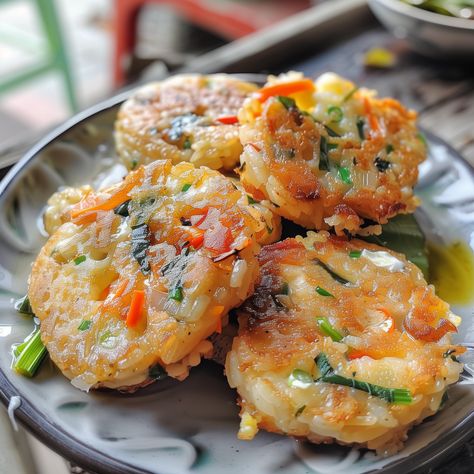 Crispy Rice Patties with Vegetables and Eggs Leftover Rice Ideas, Rice Patties Recipe, Rice Patties, Savoury Pancakes, Breakfast Rice, Rice Egg, Leftover Recipes, Crispy Rice, Savory Pancakes