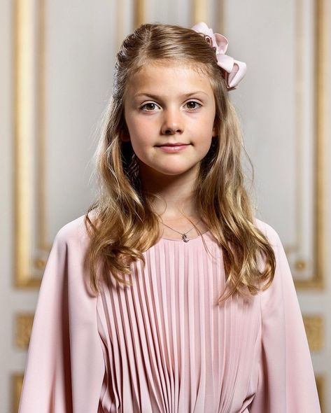 Swedish royals on Instagram: “New official portraits of Princess Estelle and Prince Oscar!💕 The Royal Court of Sweden (Kungahuset) has revamped their website and they…” Kroonprinses Victoria, All The Princesses, Swedish Royalty, Prince Carl Philip, Apple Dress, Princess Victoria Of Sweden, Princess Madeleine, Princess Estelle, Royal Babies