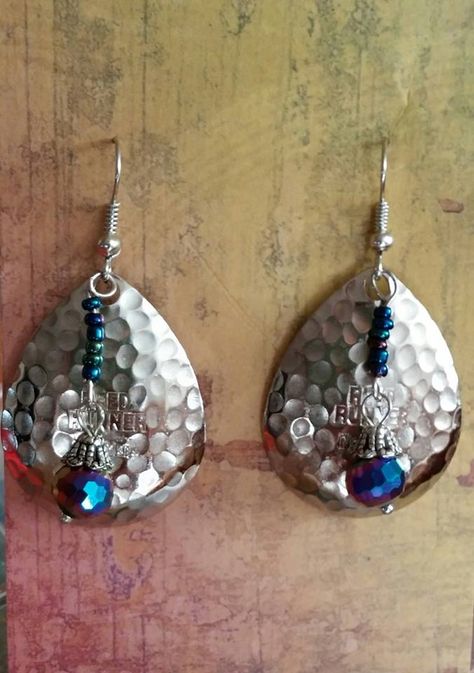 LOVE this pair of fishing lure earrings. Awesome styles and designs from Lure Couture Jewelry & More. Recycled Crafts To Sell, Fishing Crafts, Fishing Jewelry, Fish Hook Jewelry, Hunting Jewelry, Spoon Earrings, Homemade Fishing Lures, Diy Fishing Lures, Fish Lure