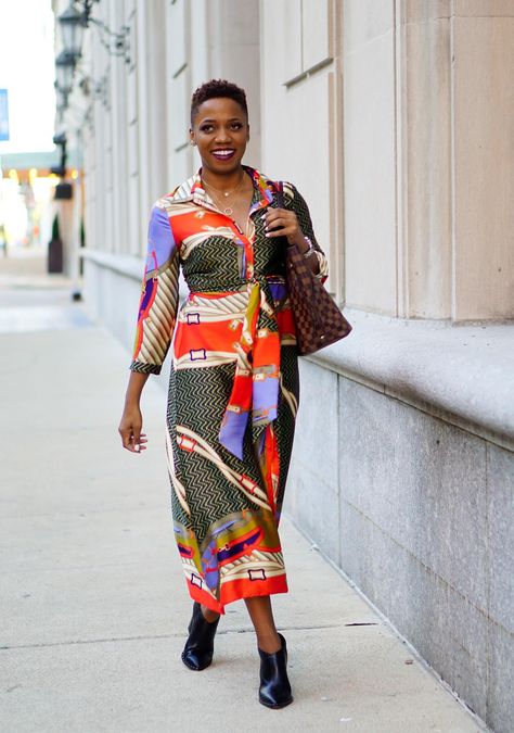 How To Shine In The Scarf Print Trend For Less Wear A Silk Scarf, Chain Outfit, Scarf Print Dress, Versace Chain, Versace Print, Style Inspiration Spring Summer, Office Dresses For Women, Silk Dresses, Satin Long Sleeve