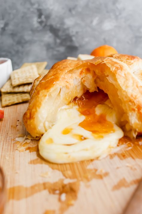 Apricot Brie Puff Pastry, Apricot Brie, Apricot Preserves Recipe, Sausage Cheese Muffins, Baked Brie Puff Pastry, Brie Baked, Crescent Roll Bake, Baked Brie Recipe, Baked Brie Appetizer