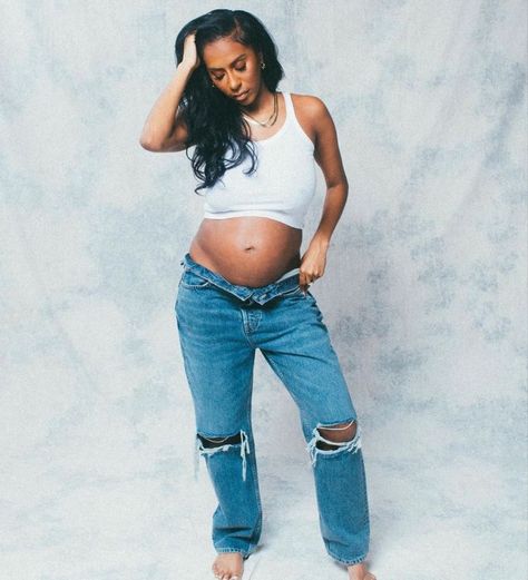 Maternity Photo Shoot Ideas Black Women Jeans, Denim Pregnancy Photoshoot, Denim Maternity Shoot, Jeans Maternity Shoot, Maturity Shoot, Maternity Shoot Outfit, Studio Maternity Shoot, Denim Photoshoot, Maternity Photoshoot Outfits