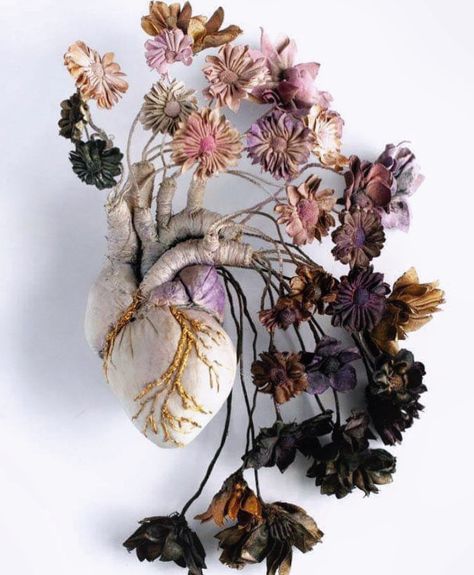 Human Heart With Flowers, Human Heart Art, Anatomical Heart Art, Heart Art Projects, Heart With Flowers, Bizarre Magazine, Beautiful Bizarre, Abstract Art Images, Creative Textiles