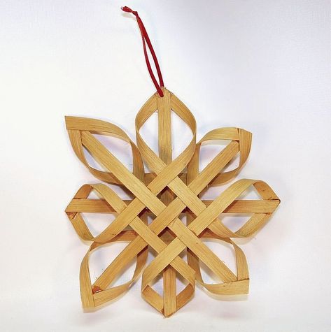 Flat Reed Projects, Woven Ornaments Diy, Basketry Techniques, Scandinavian Star, Snowflake Decoration, Basket Making, Swedish Christmas, Snowflake Decorations, Star Diy