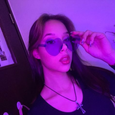 Purple Olivia Rodrigo, Olivia Rodrigo Purple, Purple Glasses, Makeup Purple, Purple Sunglasses, Heart Glasses, Purple Hearts, Aesthetic Purple, Kiss Makeup