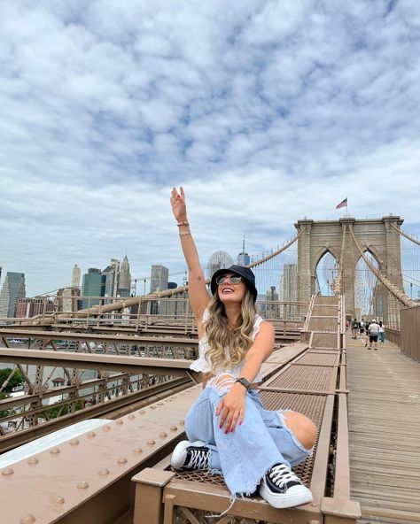 Brooklyn Mirage Outfit, Brooklyn Bridge Poses, Brooklyn Bridge Photo Ideas, Nyc Instagram Pictures Summer, Nyc Poses Ideas, New York City Instagram Pictures, Brooklyn Pictures, Ny Summer Outfits, Brooklyn Bridge Aesthetic