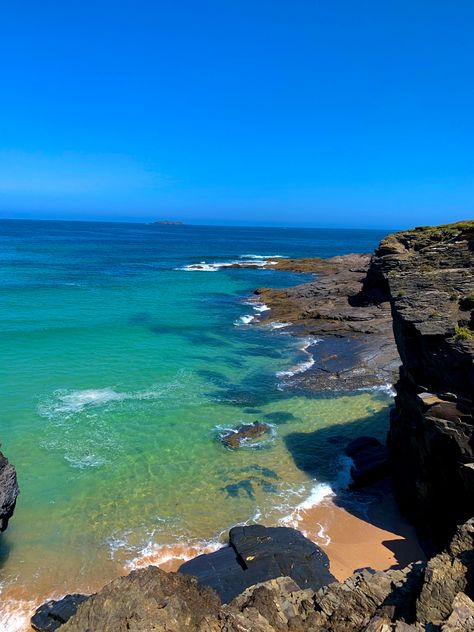 Coastal sea view with crystal blue waters on the north coast of Cornwall Harlyn Bay Cornwall, Carbis Bay Cornwall, Cornwall Summer, Cornwall Beaches, Newquay Cornwall, Heartwarming Pictures, Uk Beaches, Beach Inspo, Scottish Islands